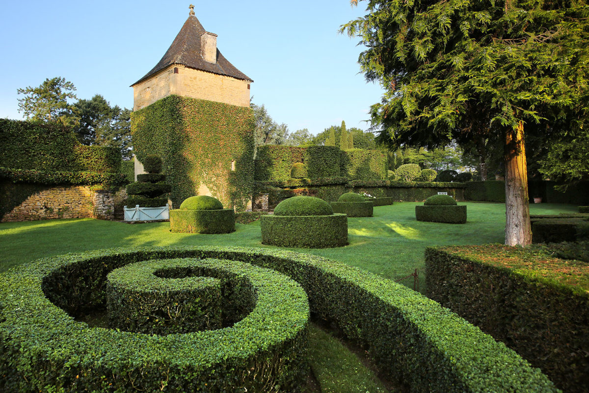 Arabesque de buis dans les jardins d'Eyrignac ©Jérôme Morel